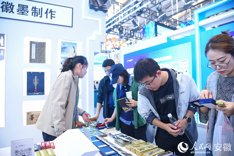 安徽展台吸引了许多来自全国各地的参观者。人民网记者 李希蒙摄