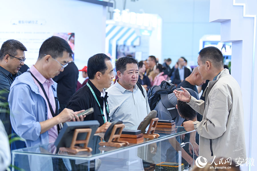 安徽展台吸引了许多来自全国各地的参观者。人民网记者 李希蒙摄