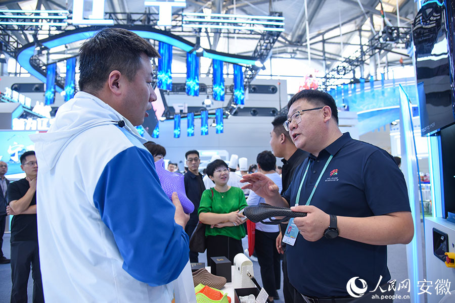 安徽展台吸引了许多来自全国各地的参观者。人民网记者 李希蒙摄