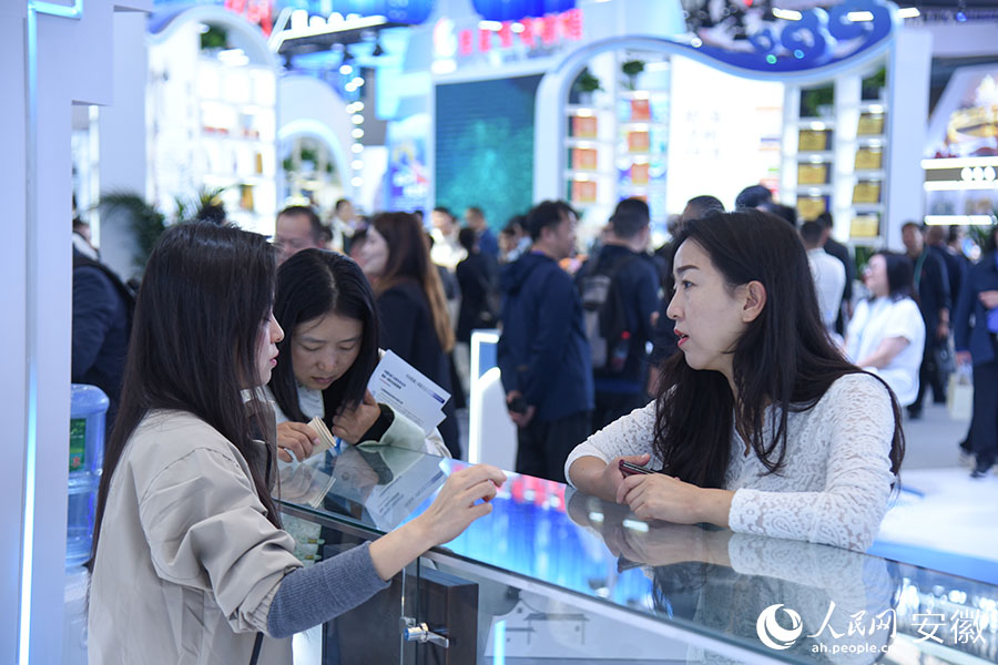 安徽展台吸引了许多来自全国各地的参观者。人民网记者 李希蒙摄