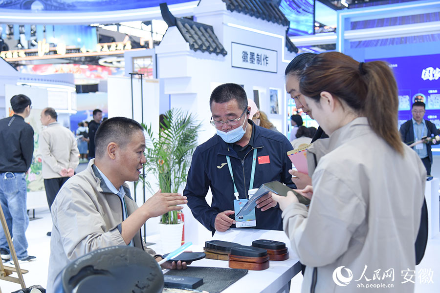 安徽展台吸引了许多来自全国各地的参观者。人民网记者 李希蒙摄