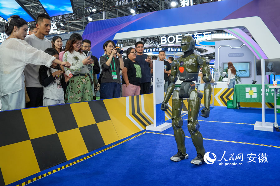 人形機器人與觀眾互動。人民網記者 苗子健攝