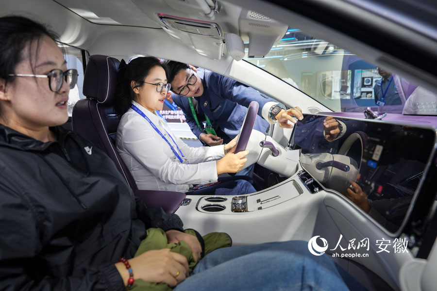 市民體驗尊界S800汽車。人民網記者 苗子健攝