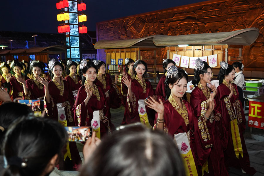 參賽選手打卡壽縣古城。郭欣攝