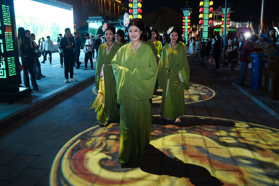 參賽選手夜游古城。郭欣攝