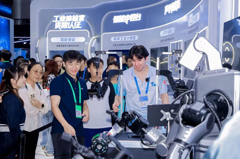 具身智能采训推一体机。科大讯飞供图