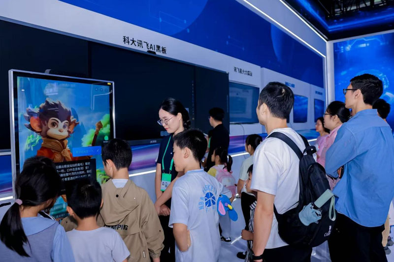 卡通孙悟空正在开启孩子们的好奇心之旅。科大讯飞供图