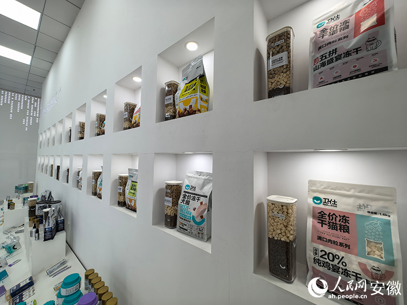 芜湖卫仕生产的各类宠物食品。人民网记者 汪瑞华摄