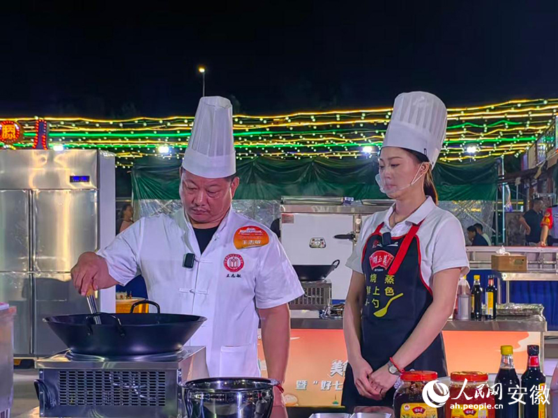參賽選手正在烹飪美食。人民網記者 高飛躍攝