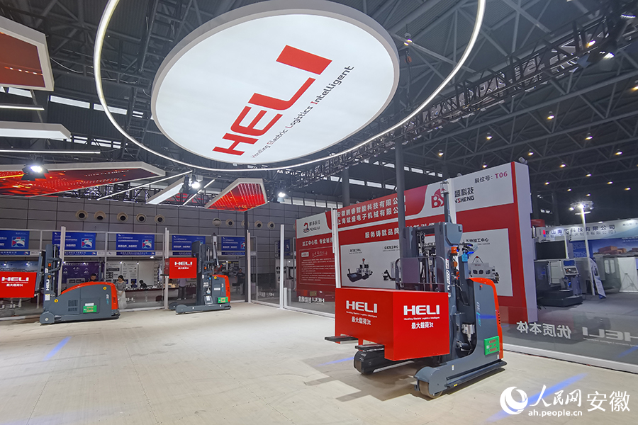 合力叉车亮相2025世界制造业大会。人民网记者 胡雨松摄
