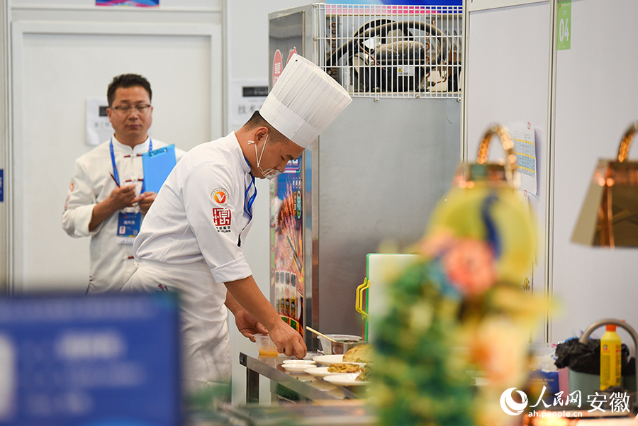 “中式烹调（羊肉烘烤）”项目参赛选手丁朋。人民网记者 李希蒙摄