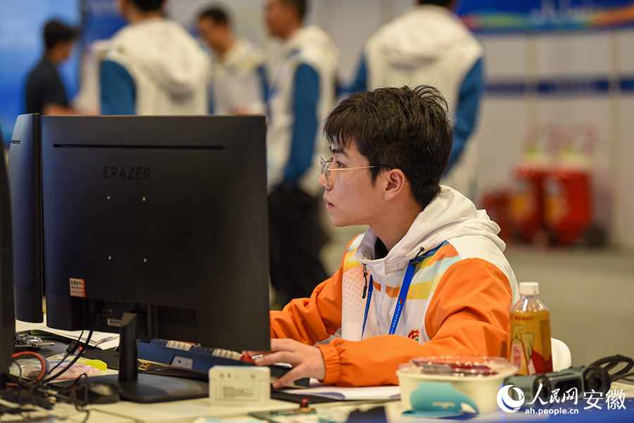 来自安徽的参赛选手正在比赛过程中。人民网记者 李希蒙摄