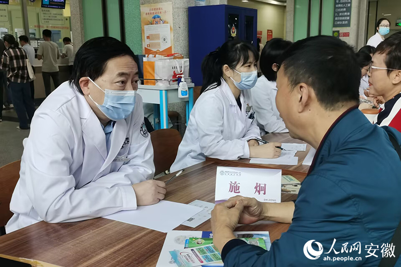 义诊现场。人民网记者 胡雨松摄
