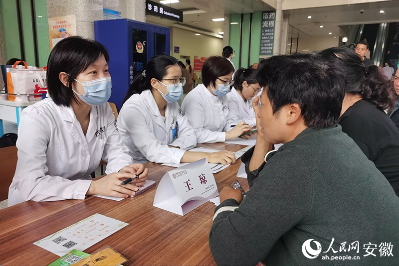 义诊现场。人民网记者 胡雨松摄