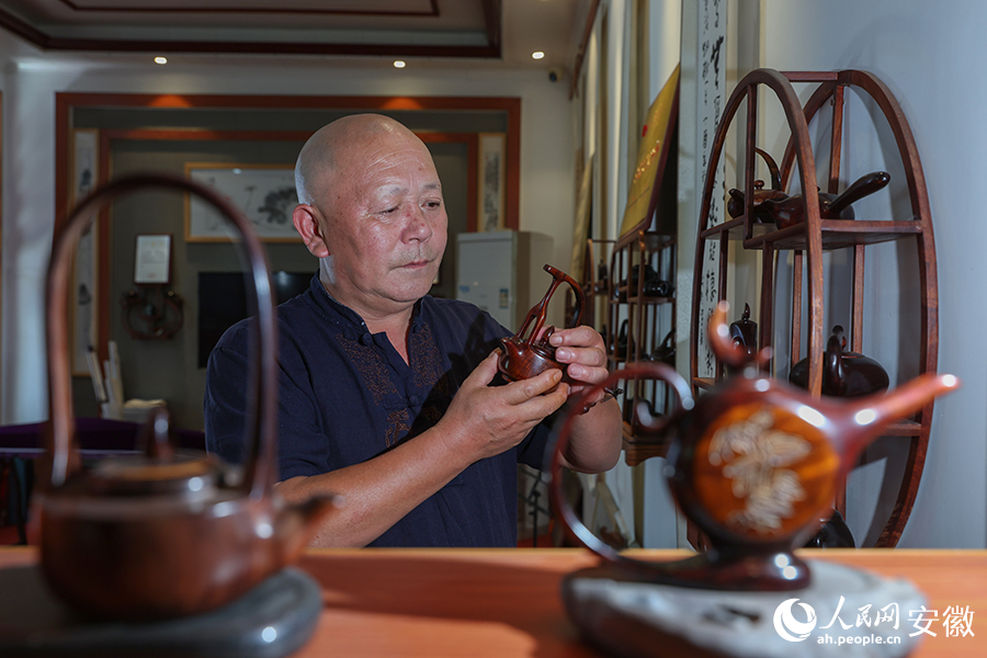 桂雪親手制作的涇縣木壺。人民網記者 張俊攝