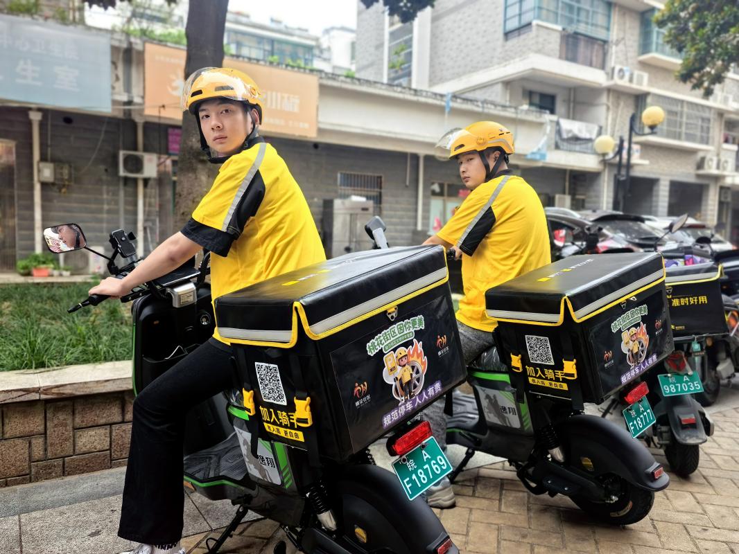 为辖区美团骑手代表粘贴“街区管家”联名标识。