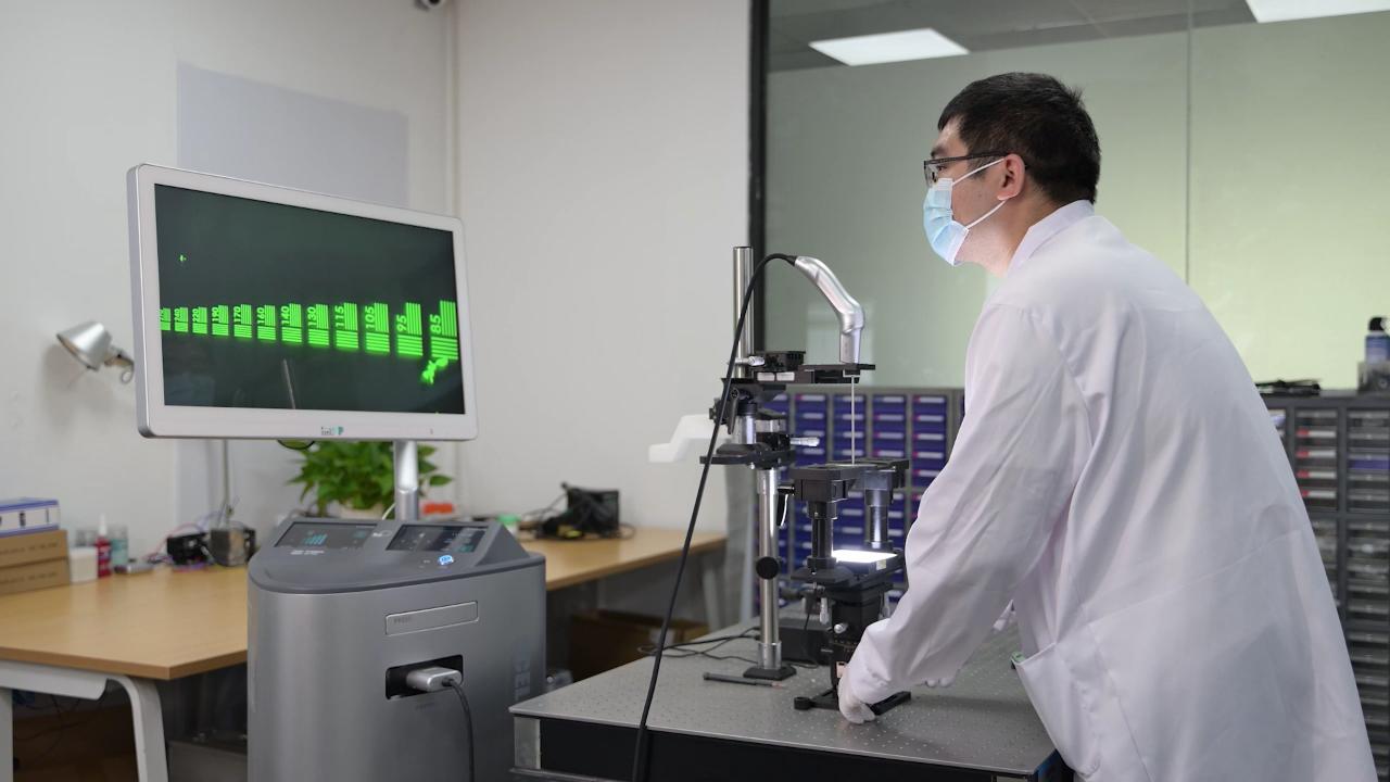 安徽树突光学科技有限公司研发人员在调试设备。