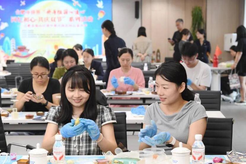 體驗制作冰皮月餅。