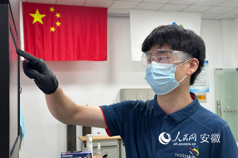 许文豪正在操作增材打印设备。人民网记者 李希蒙摄