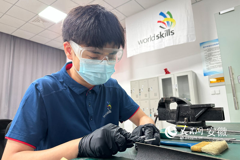 许文豪正在对打印出的工件进行后处理。人民网记者 李希蒙摄