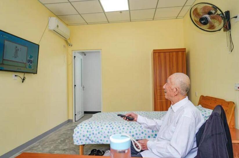 房间内配备防滑地砖、安全扶手,电视、风扇、崭新床品一应俱全。