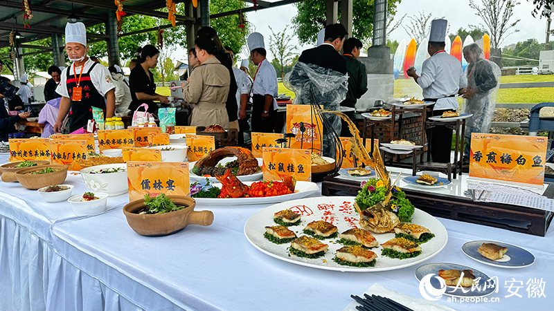 中国农民歌会现场通过民俗市集展现当地乡村美食。人民网 郭昊摄