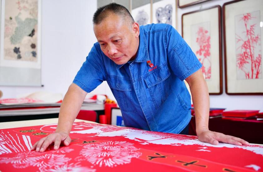 每一幅作品，陈国斌都需要巧思。