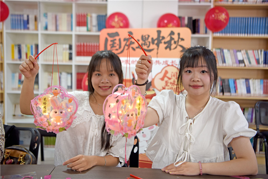 来自越南的安徽理工大学留学生英桃（左一）、明珠走进安徽淮南经济技术开发区洛西社区，学习制作中秋灯笼，体验中秋传统文化。