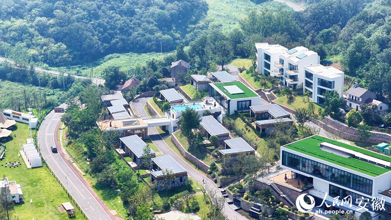 俯瞰滁州江淮分水岭风景道旁的民宿群。人民网 郭昊摄