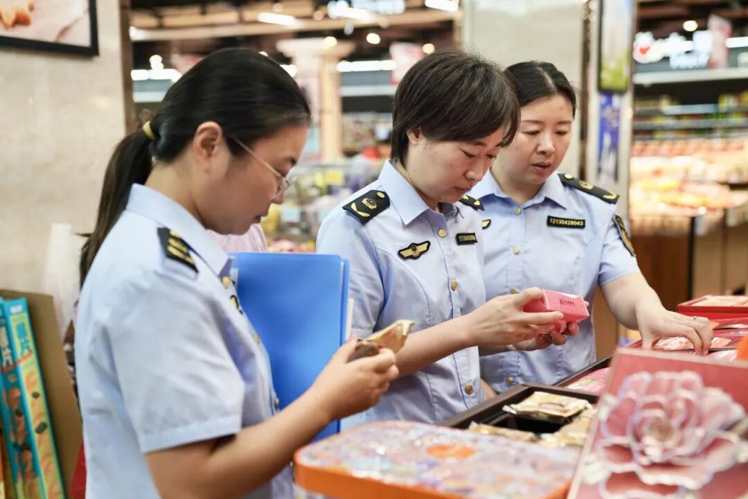 执法人员深入商超开展节前食品安全专项检查。