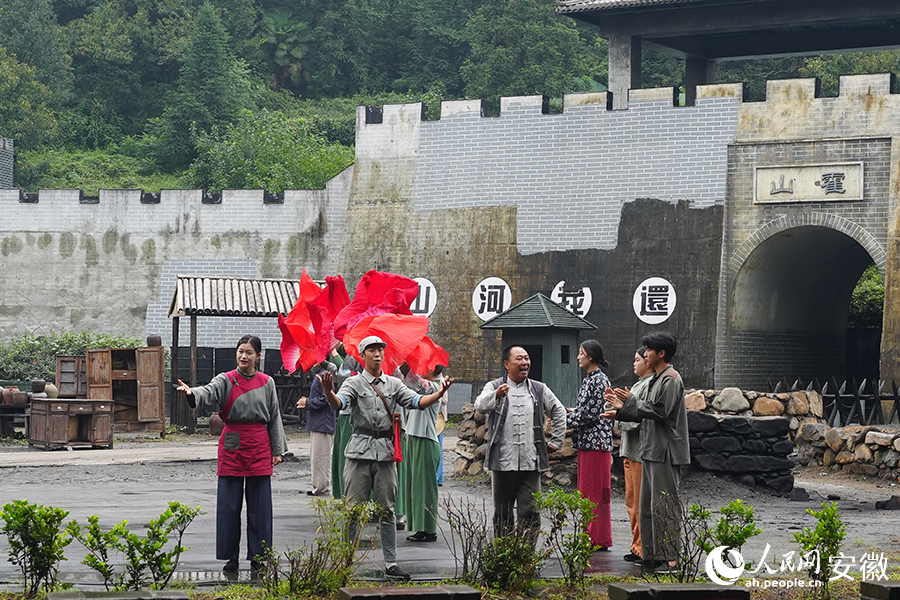 在六萬情峽看《大別山傳奇》。人民網記者 王銳攝