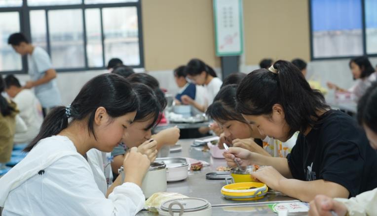 老洲初中的學生正在食堂午餐。汪遠攝