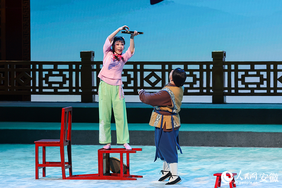 台州乱弹名家鲍陈热（左）表演台州乱弹《做媒》。人民网记者 张俊摄