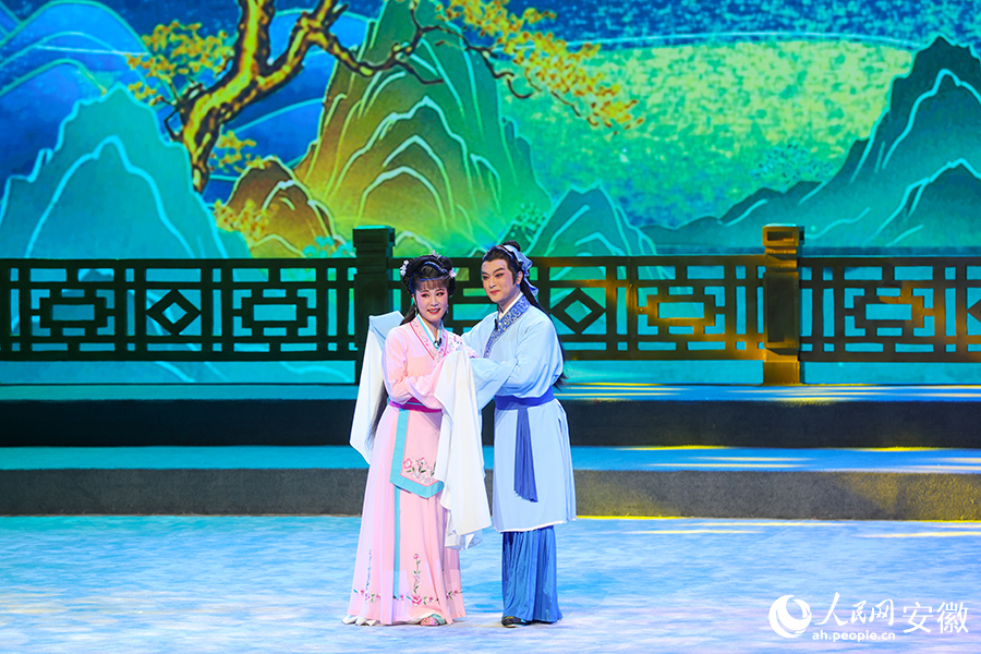 黄梅戏名家吴美莲（左）表演《天仙配》选段“满工对唱”。人民网记者 张俊摄