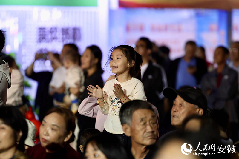 市民带着孩子现场观看演出。人民网记者 陶涛摄