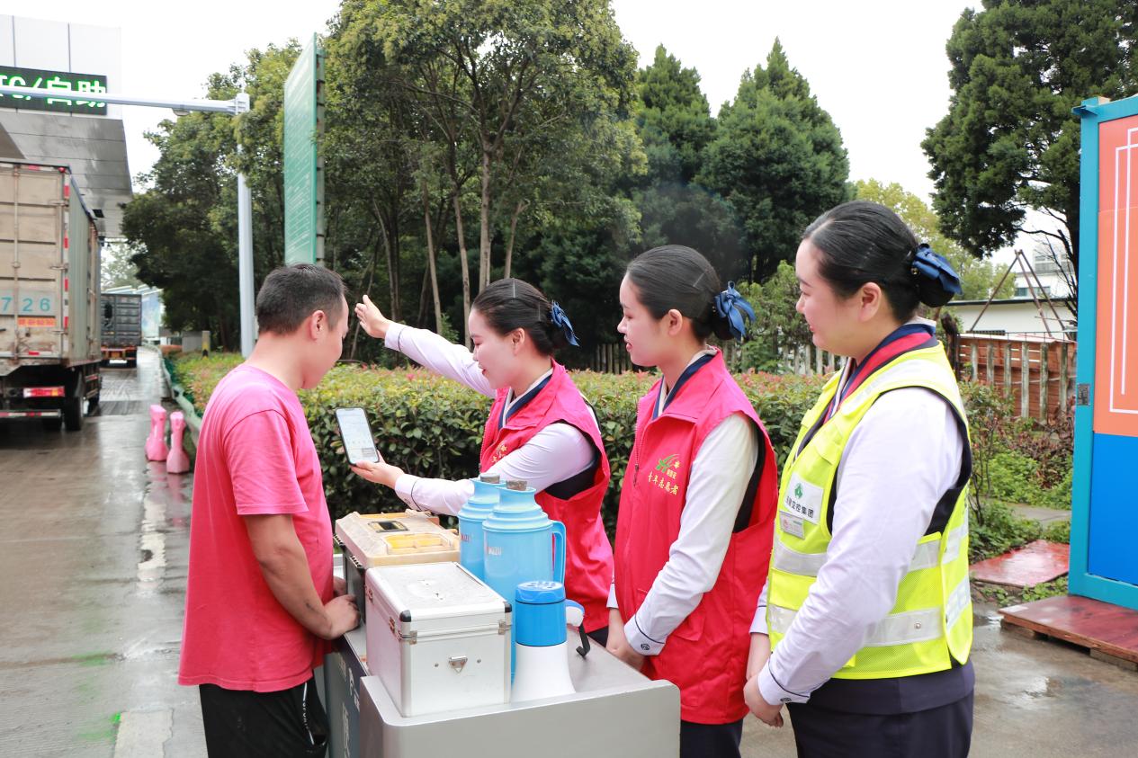 合肥中心金寨路站设置便民服务台为司乘提供服务。 皖通公司供图