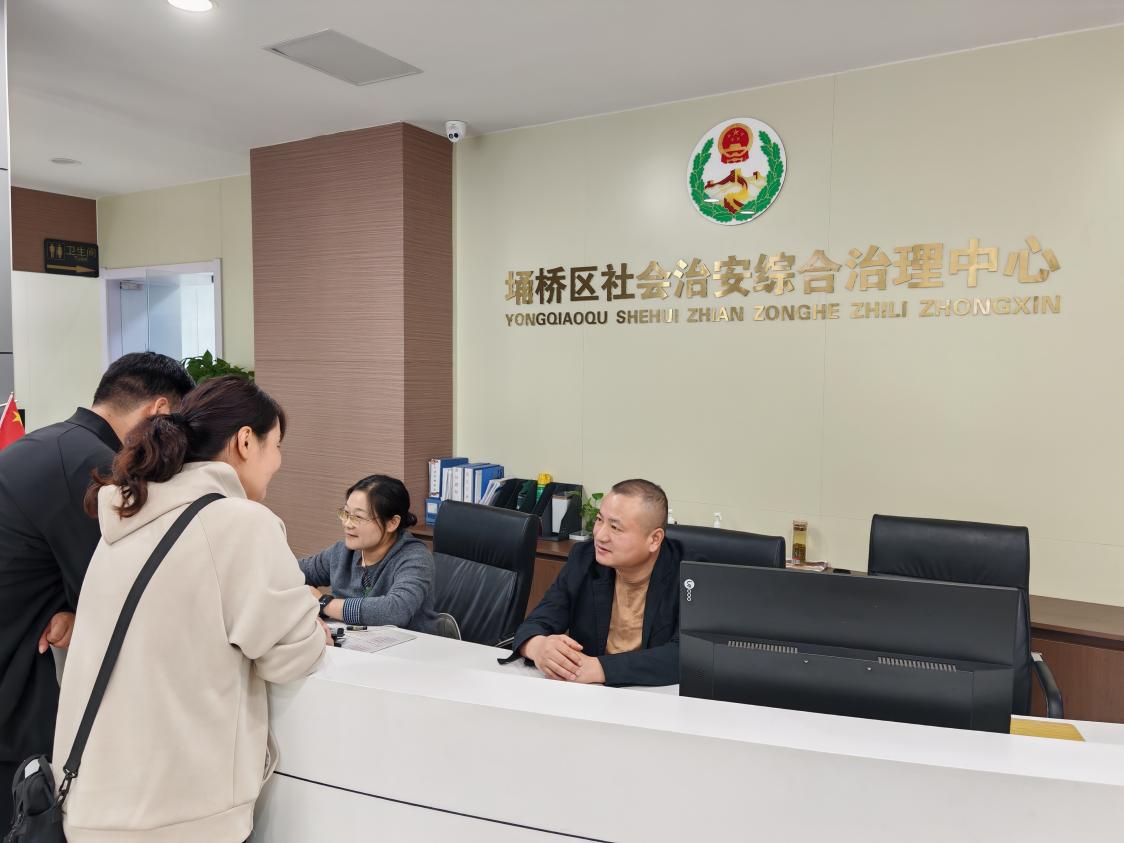市民在埇橋區社會治安綜治中心咨詢。埇橋區綜治中心供圖