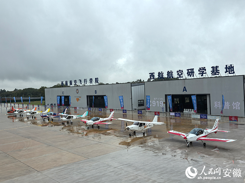 参赛飞机蓄势待发。人民网记者 汪瑞华摄