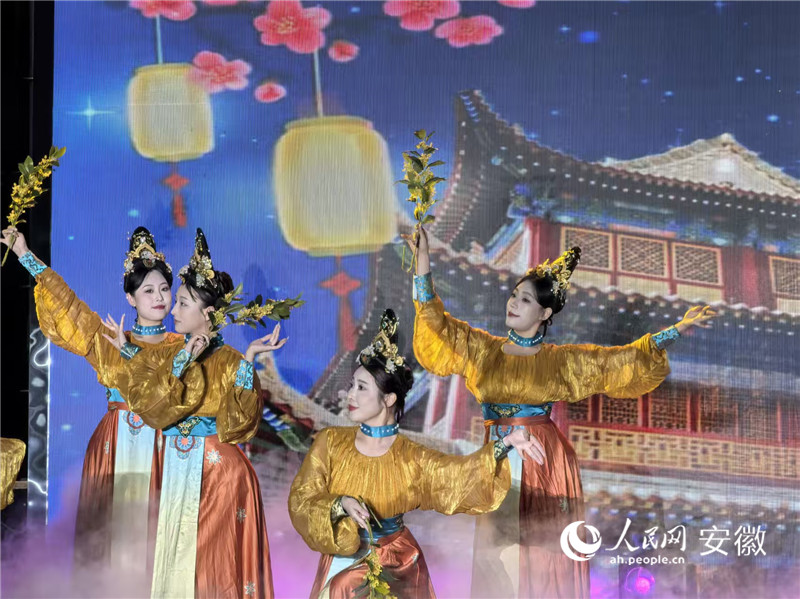 民乐月舞。人民网记者 汪瑞华摄