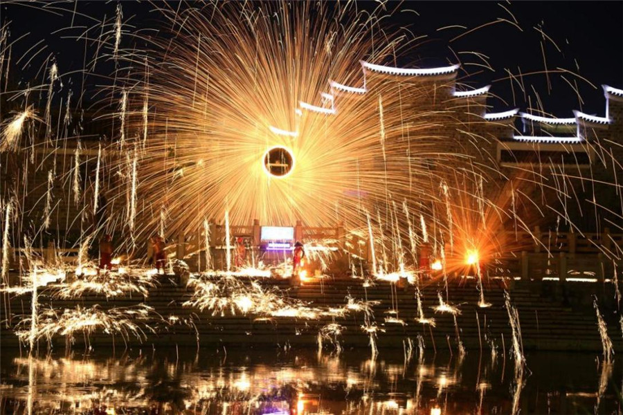 非遗打铁花。芜湖市委宣传部供图