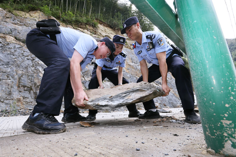 民警辅警在巡逻途中处置道路险情。高鹏摄