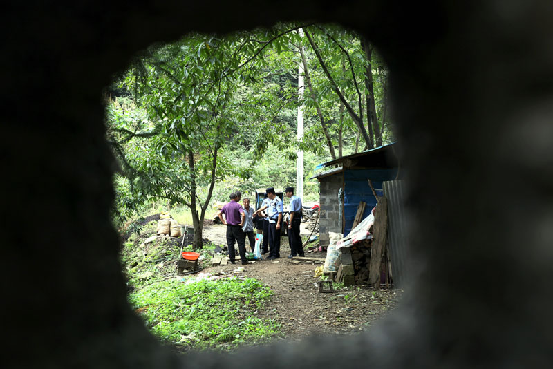 假期首日，值班的程安逸现场处置纠纷。高鹏摄