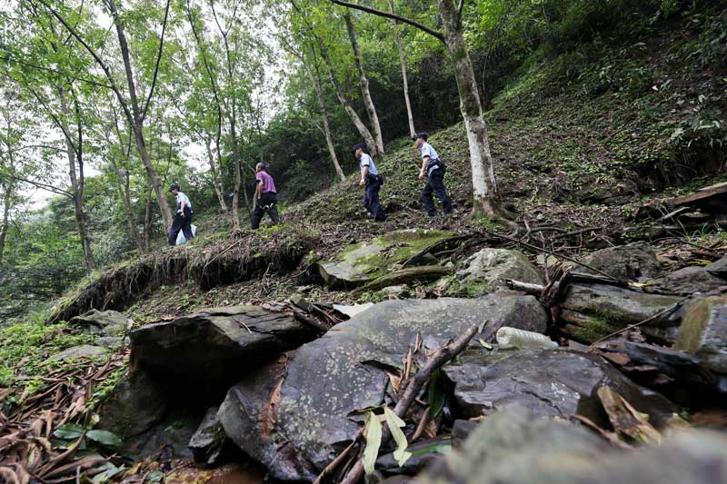 程安逸和同事们赶往辖区一纠纷现场 。高鹏摄