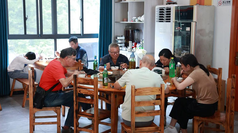 農家樂內,游客們享受當地美食。