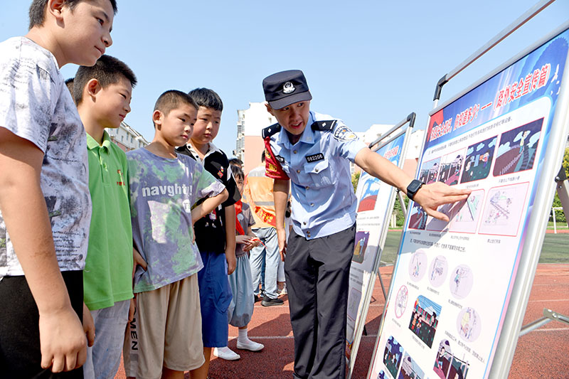 近日，淮南南站派出所民警走进辖区小学，开展“铁路安全进校园”宣传活动。杨苗雨 摄