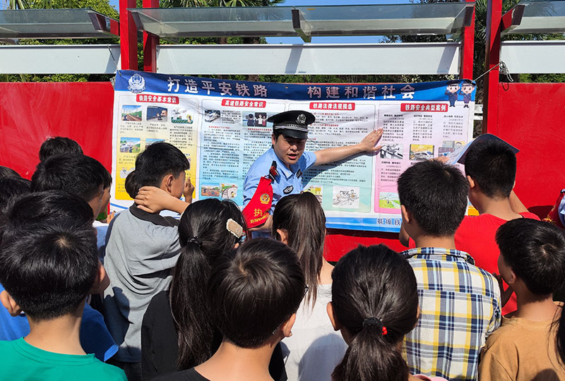 近日，淮南南站派出所民警走进辖区小学，开展“铁路安全进校园”宣传活动。杨苗雨 摄