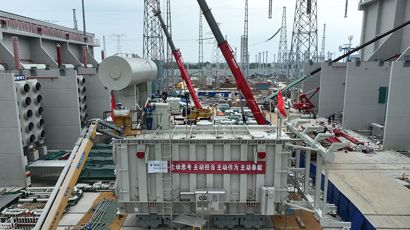 合州換流站工程核心設備換流變安裝。夏兵 攝