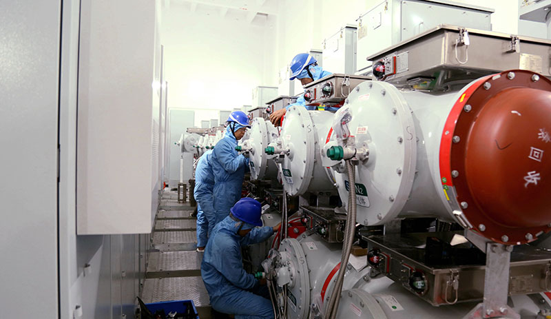 作業人員正在合肥500千伏中心變電站戶內進行GIS安裝。夏兵 攝