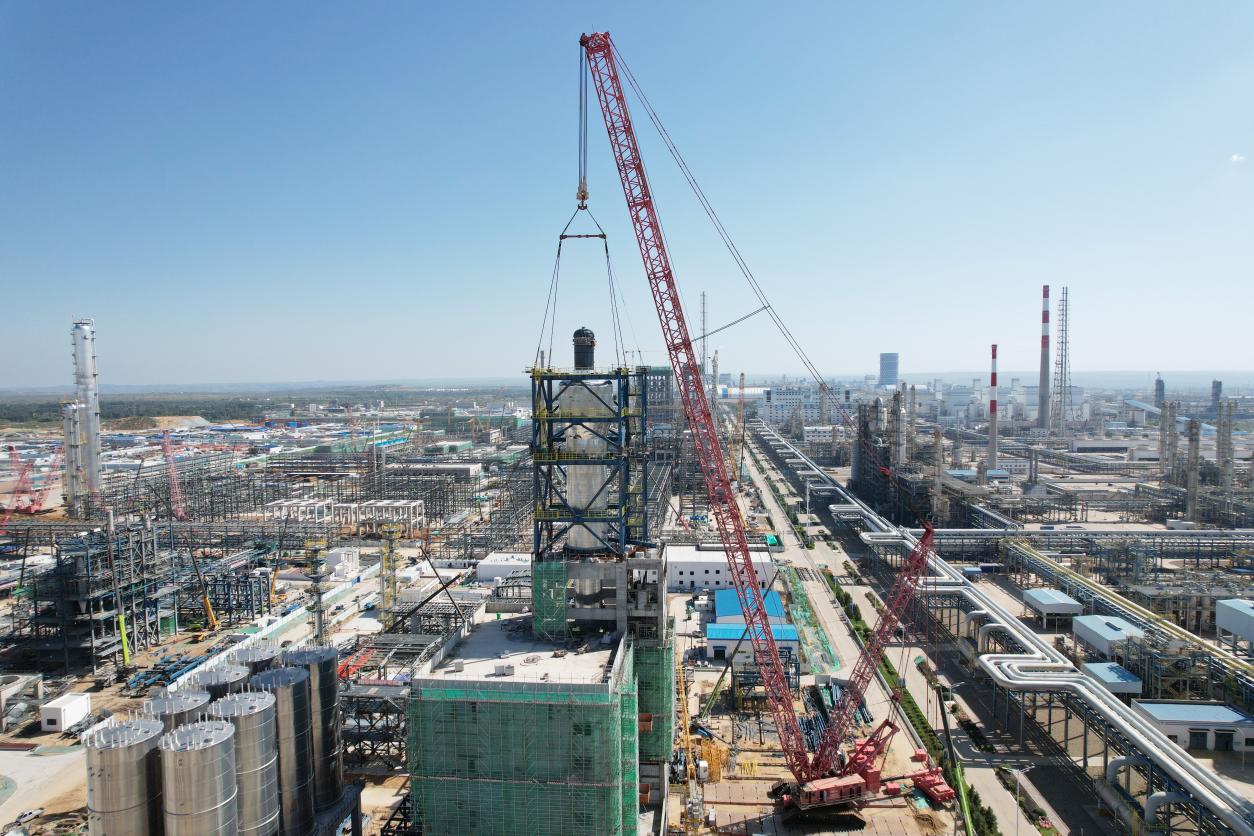 中国化学三化建承建的中煤榆林煤化工项目圆满完成模块化吊装工作。中国化学三化建供图