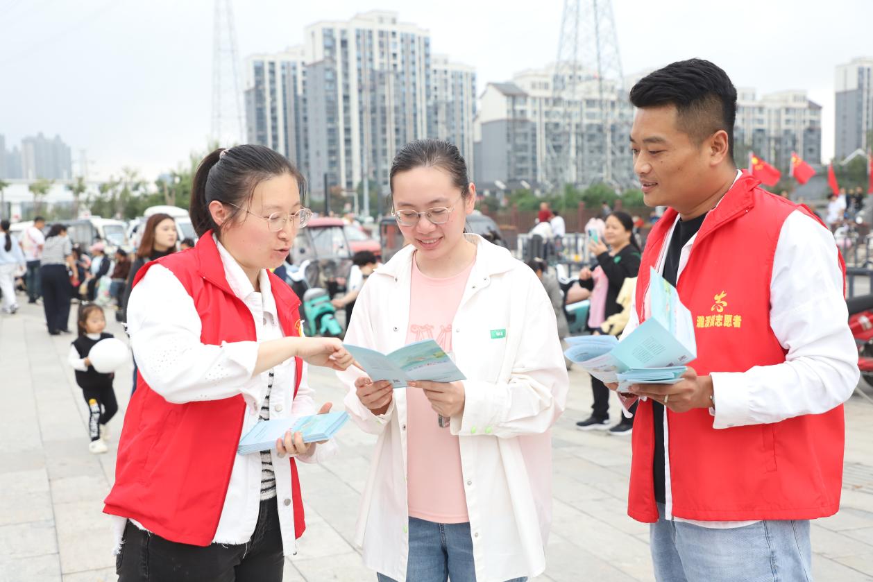 國慶期間，濉溪鎮志願者向游客宣傳文明旅游。